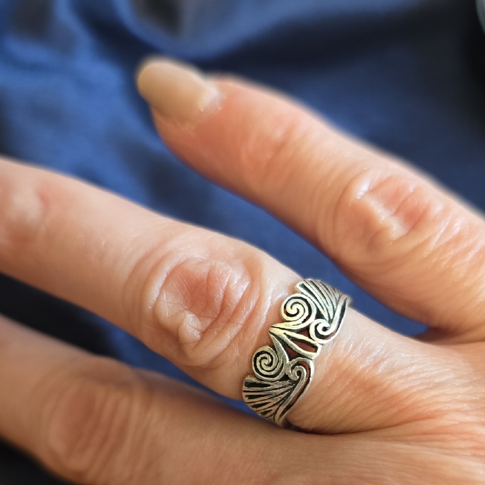 Elegant Silver Swirl Ring